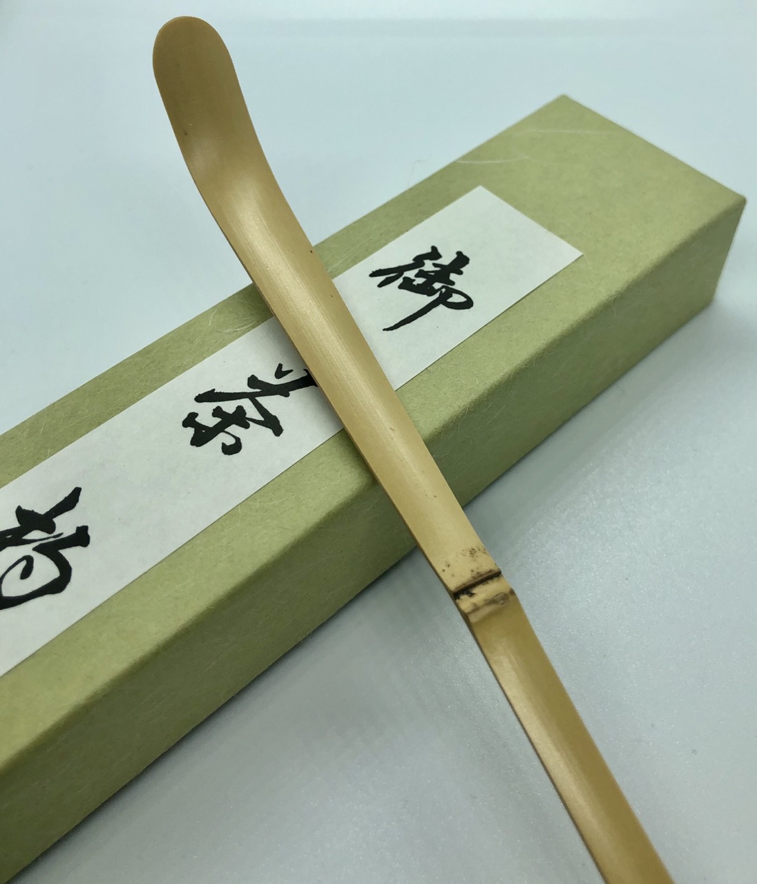 Chashaku tradizionale giapponese in bambù per la preparazione del tè Matcha