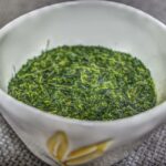 Foglie di te Fukamushi, te verde giapponese sottoposto a lunga vaporizzazione per ottenere un infuso dolce e ricco di componenti vegetali.