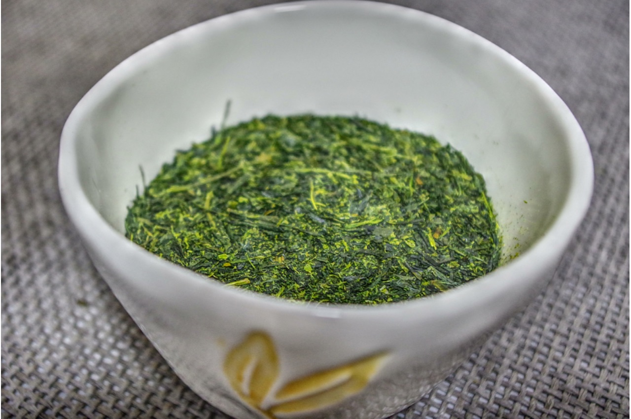 Foglie di te Fukamushi, te verde giapponese sottoposto a lunga vaporizzazione per ottenere un infuso dolce e ricco di componenti vegetali.