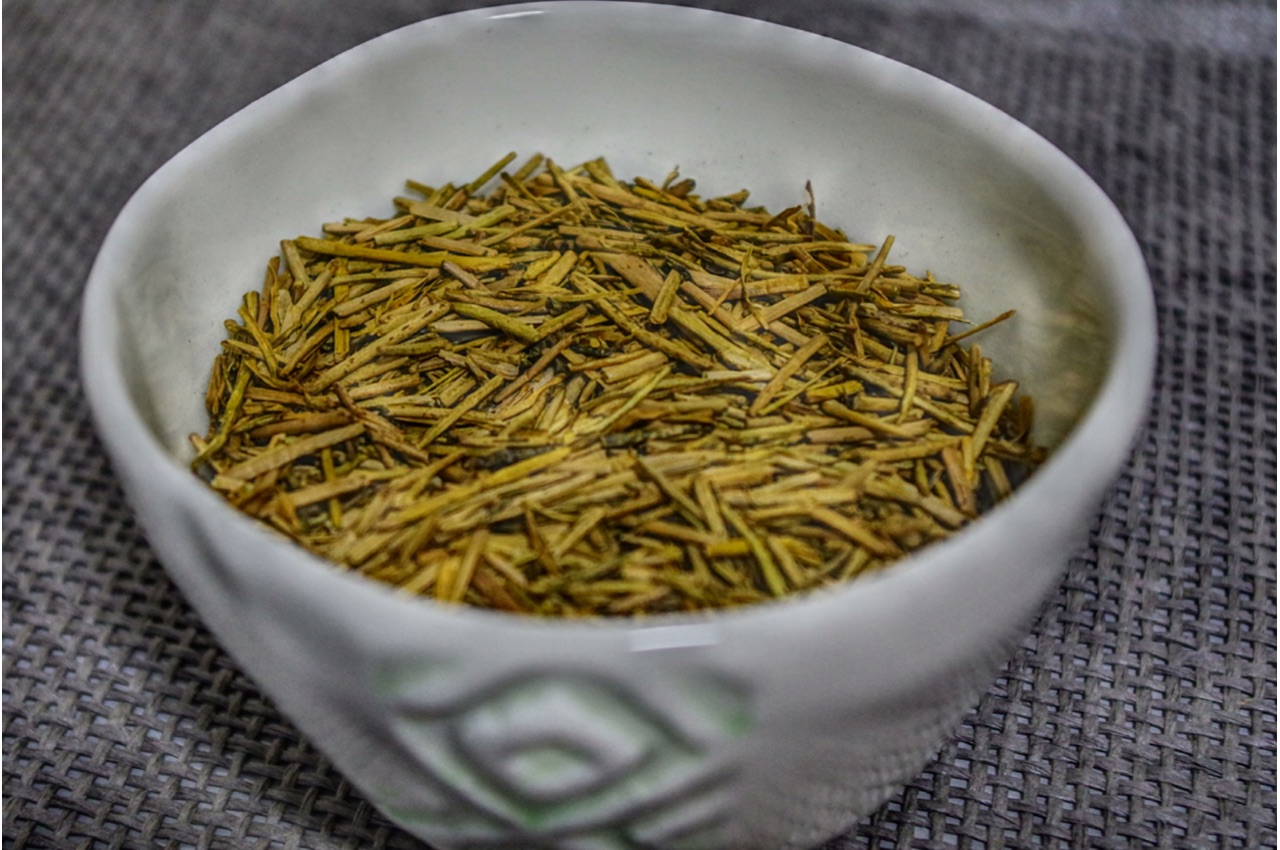 Foglie di te Houjicha giapponese ottenute dalla tostatura del te verde, caratterizzate dal tipico colore bruno e dall'aroma intenso e tostato.