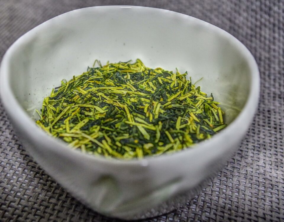 Te Kukicha giapponese preparato con ramoscelli e fusti di Camellia sinensis, naturalmente ricco di L-teanina e povero di caffeina.
