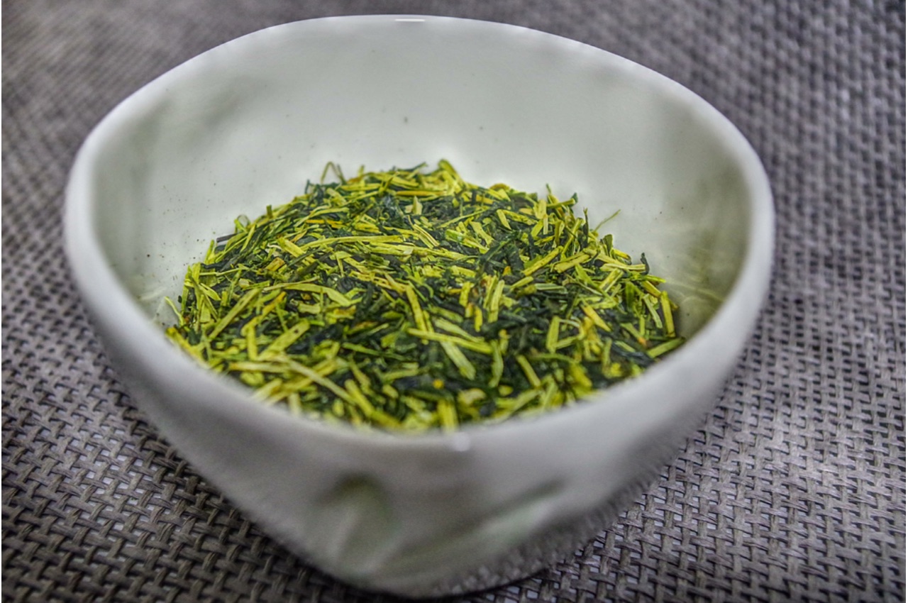 Te Kukicha giapponese preparato con ramoscelli e fusti di Camellia sinensis, naturalmente ricco di L-teanina e povero di caffeina.
