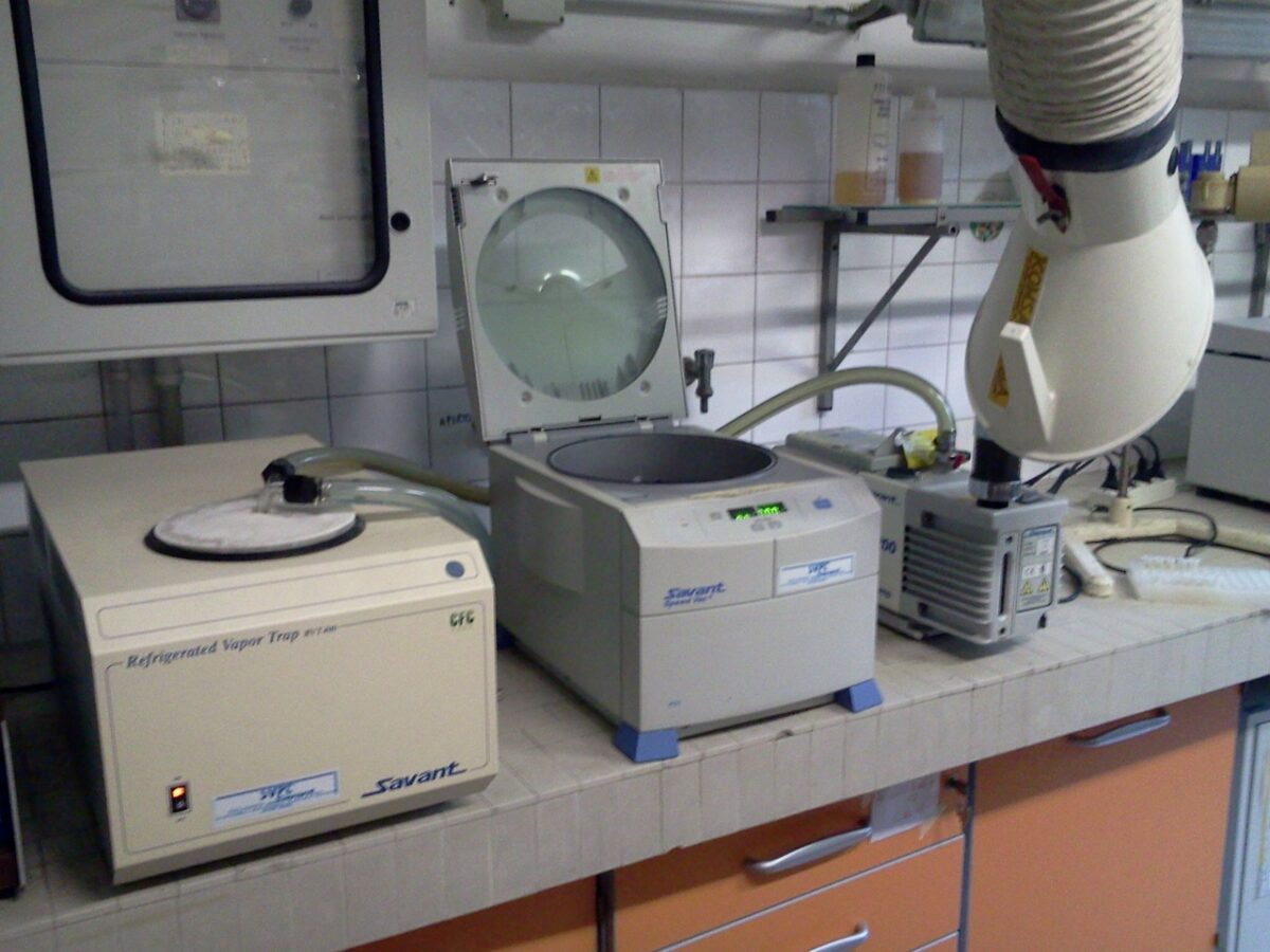Sistema SpeedVac utilizzato per concentrare i campioni vegetali sotto vuoto prima delle analisi cromatografiche eseguite nello studio sulla Mucuna pruriens e la malattia di Parkinson.