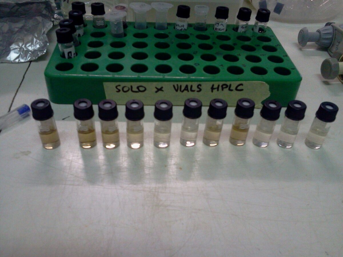 Vial contenenti campioni di semi ed estratti di Mucuna pruriens preparati per la determinazione quantitativa della L-Dopa mediante cromatografia HPLC.