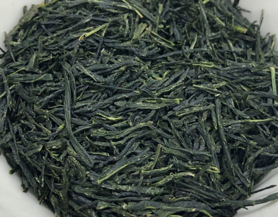 Foglie di te Sencha, il te verde giapponese più diffuso, coltivato in pieno sole e caratterizzato da un gusto fresco ed equilibrato.