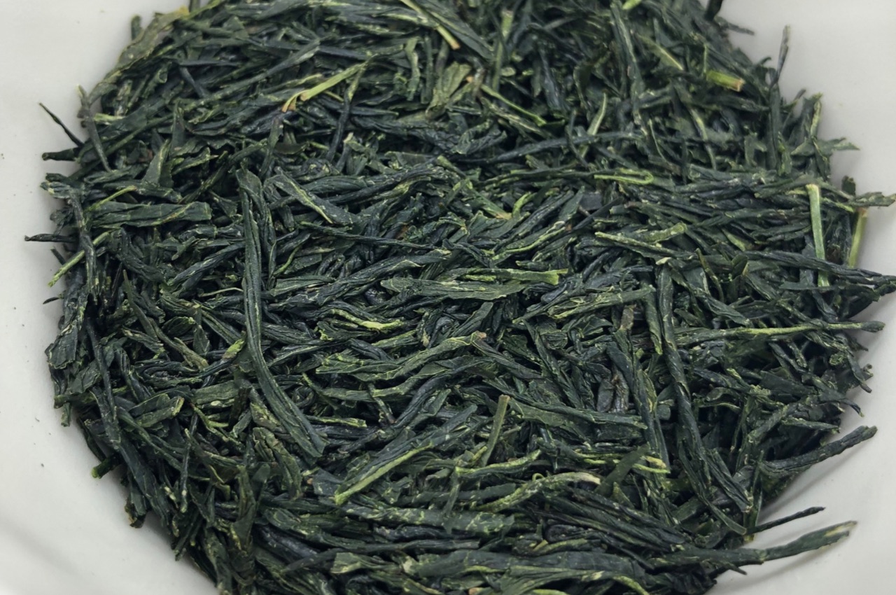 Foglie di te Sencha, il te verde giapponese più diffuso, coltivato in pieno sole e caratterizzato da un gusto fresco ed equilibrato.